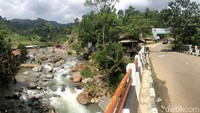 Akses ke tempat ini terbilang belum ramai membuat kawasan wisata ini masih orisinil.