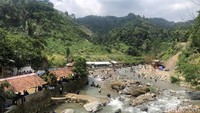 Aliran sungai tersebut diapit oleh lembah dan perbukitan yang sangat memukau mata.