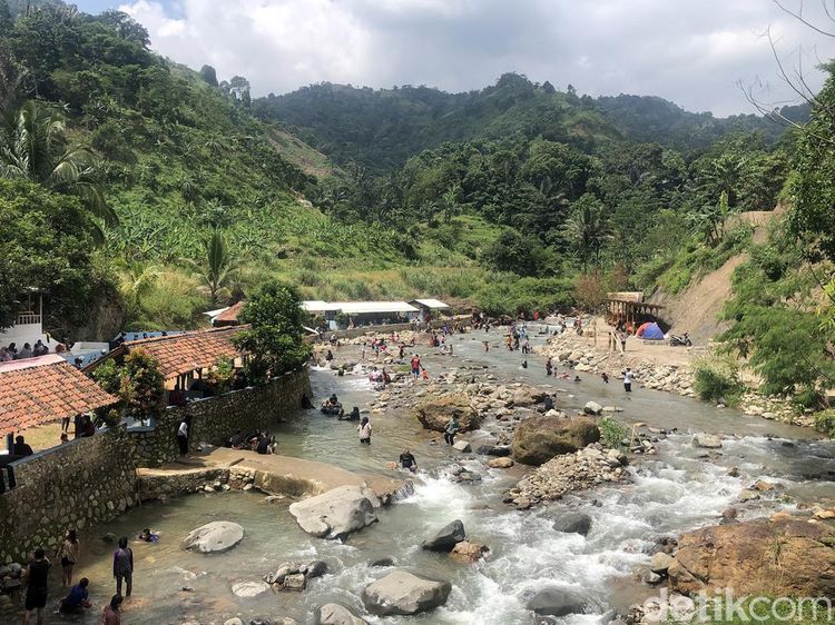 Menikmati Segarnya Air Sungai di Cadas Ngampar Bogor