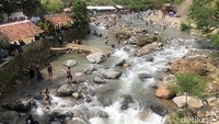 Sejumlah wisatawan lokal menikmati wisata air Bigstone Riverside, Bogor, Jawa Barat, akhir pekan kemarin. Suasana masih ramai imbas libur lebaran, Sabtu (7/5/2022).
