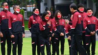 Sebelum dilepas Jokowi, kontingen Indonesia sudah lebih dulu dikukuhkan oleh Ketua KOI Raja Sapta Oktohari, yang proses acaranya sendiri dipimpin oleh Menpora Zainudin Amali di Hall Basket Gelora Bung Karno, Minggu (8/5/2022). (Dok. Biro Pers Sekretariart Presiden/Muchlis Jr) 