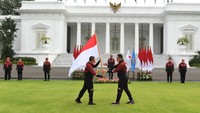 Dalam acara pelepasan tersebut hadir Menpora Zainudin Amali, Ketua Umum Komite Olimpiade Indonesia (KOI) Raja Sapta Oktohari, Chef de Mission kontingen Indonesia untuk SEA Games Ferry Kono serta kontingen Indonesia yang akan berangkat ke Vietnam. (Dok. Biro Pers Sekretariart Presiden/Kris) 