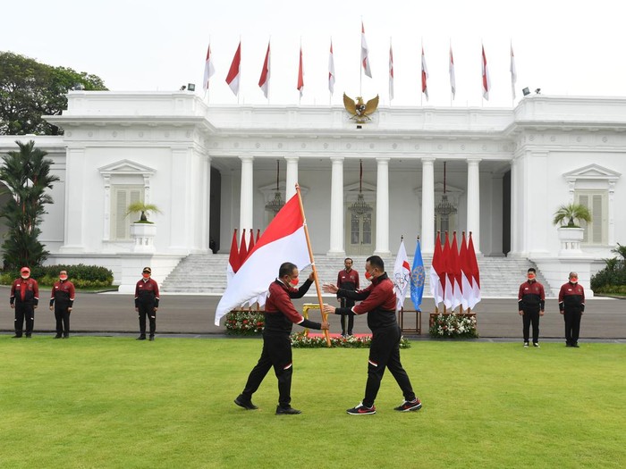 Presiden Jokowi melakukan pelepasan kontingen Indonesia menuju SEA Games Vietnam di Istana Presiden, Jakarta, Senin (9/5/2022).