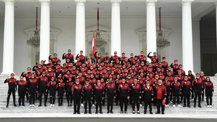 Presiden Jokowi melakukan pelepasan kontingen Indonesia menuju SEA Games Vietnam di Istana Presiden, Jakarta, Senin (9/5/2022).