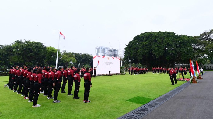 Momen Jokowi Lepas Tim Indonesia ke SEA Games Vietnam