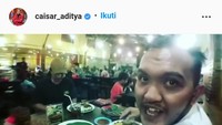 Makan nasi, ayam goreng dan tahu goreng sebagai menu makan malam. Caisar lebih dulu berpose sebelum menghabiskan makanannya. Foto: instagram @caisar_aditya