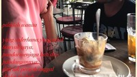 Nah kalau ini momen saat Caisar kencan sambil mengajak sang istri santai di coffee shop. Ia memilih untuk memesan segelas affogato yang nikmat dengan sensasi manis dari es krim.Foto: instagram @caisar_aditya