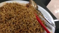 Huaaaah! Mie samyang dua porsi siap jadi santapan Caisar dan sang istri. Keduanya siap merasakan sensasi pedas dari mie ini. Foto: instagram @caisar_aditya