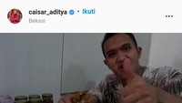 Mendapat kiriman sambal pete, Caisar langsung melahapnya dengan kentang rebus. Sambal pete yang rasanya pedas nendang ini disebut-sebut punya rasa enak. Foto: instagram @caisar_aditya