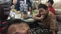 Makan bersama Soimah, Caisar tampak sedang berkunjung ke rumah komedian ternama ini. Keduanya asyik duduk lesehan sambil makan kudapan. Foto: instagram @caisar_aditya
