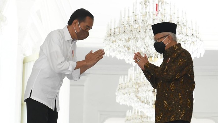 Momen Silaturahmi Jokowi-Ma'ruf Amin di Istana Merdeka Presiden Jokowi menerima kunjungan Wapres Ma'ruf Amin siang ini. Keduanya bertemu untuk bersilaturahmi hingga diskusi ringan dalam rangka suasana Idul Fitri 1443 H.