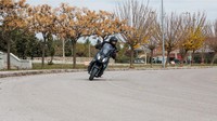 Well, tentu saja perbedaannya Jupiter S tanpa asap. Secara performa motor ini cukup mengesankan, dibekali baterai lithium 72v yang sanggup menempuh jarak hingga 200 kilometer. Secara teori, satu kali pengisian baterai per minggu akan cukup untuk rata-rata komuter yang melakukan perjalanan 34 kilometer per hari. Sedangkan kecepatan tertingginya 120 km/jam, dan tenaga puncak hingga 16 kW (22 hp). Foto: Trinity