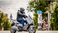 Terlihat dari buritan samping, motor ini mirip dengan Yamaha Nmax, yakni garis samping yang tegas, terkesan bongsor serta menawarkan posisi duduk yang relaks. Foto: Trinity