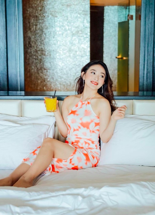 Wilona tampil menawan dengan dress tie-dye tanpa lengan. Dia tampak menikmati hotel tempat ia menginap. Foto: dok. Instagram