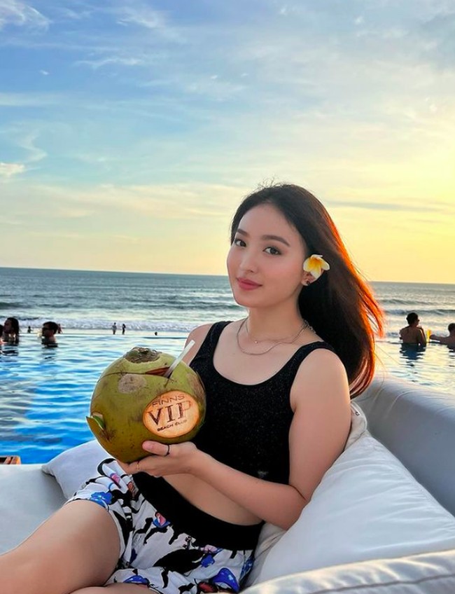 Pesinetron 21 tahun itu disebut mirip cewek Korea. “Cewe Korea,” komentar netizen. Foto: dok. Instagram