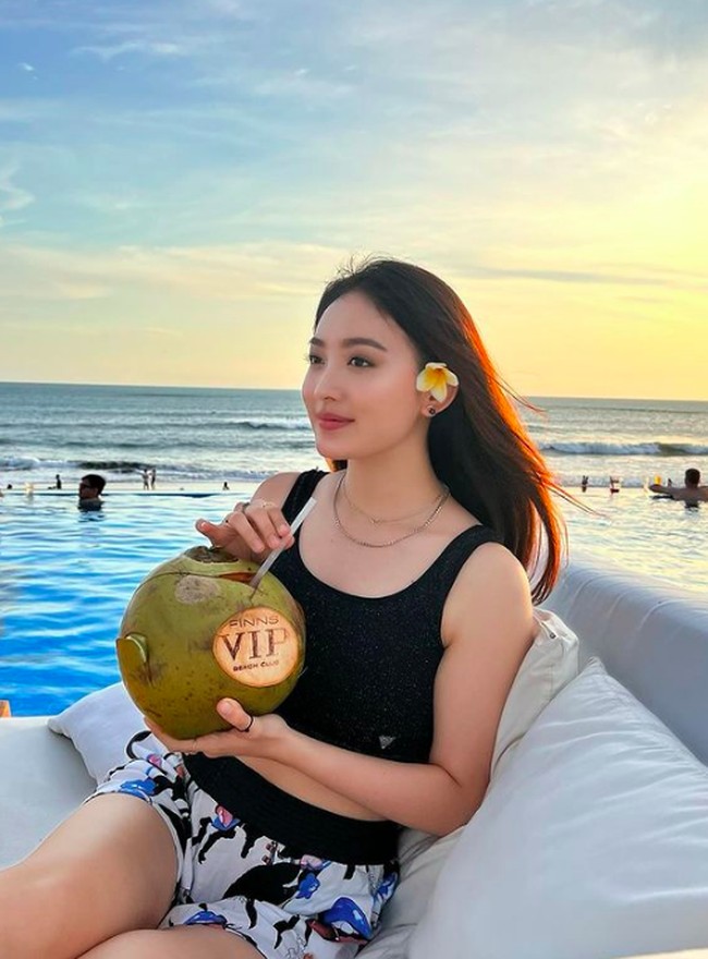 Di foto lainnya, Wilona tampak berada di beach club pinggir pantai. Dengan tank top hitam dan celana pendek, gadis yang bermain di sinetron ‘Cinta karena Cinta’ itu menikmati angin sepoi-sepoi sambil menikmati es kelapa. Foto: dok. Instagram
