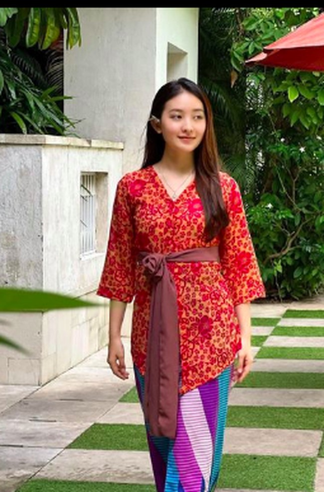 Di foto lainnya, Natasha Wilona tampil bak wanita Bali dengan mengenakan kebaya lengkap dengan kainnya. Tanpa mengenakan makeup, Wilona tetap terlihat manis. Foto: dok. Instagram