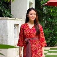 Di foto lainnya, Natasha Wilona tampil bak wanita Bali dengan mengenakan kebaya lengkap dengan kainnya. Tanpa mengenakan makeup, Wilona tetap terlihat manis. Foto: dok. Instagram
