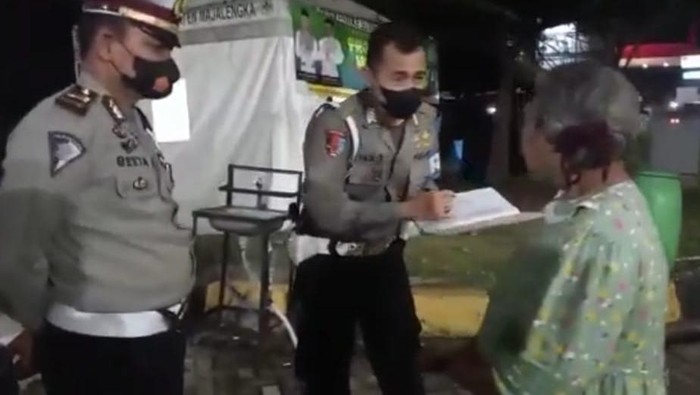 Nenek Siti saat meminta bantuan kepada petugas pos pelayanan Rest Area Km 164 Tol Cipali.