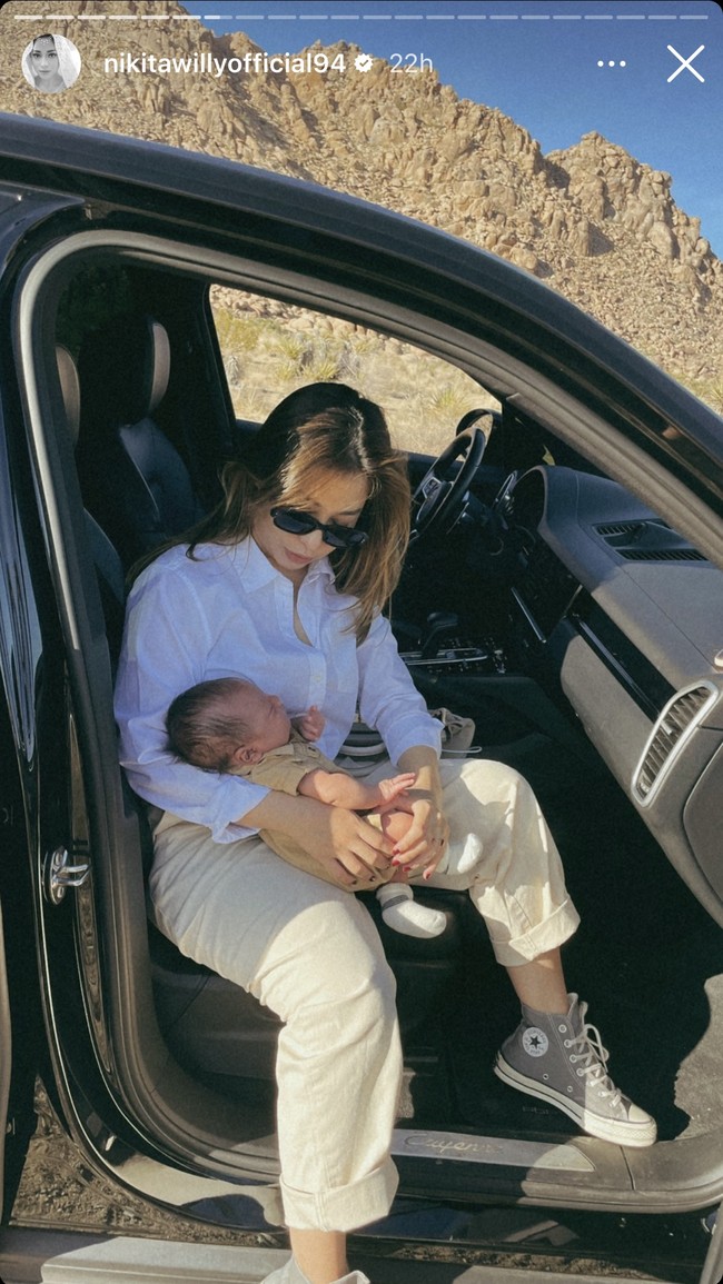Melalui Instagram Storynya, Nikita Willy dan Indra Priawan tampak membagikan foto-foto liburan mereka bersama baby Izz. Dari unggahannya itu terlihat bahwa perjalanan mereka menuju ke Joshua Tree, California dengan menggunakan mobil. Foto: Instagram