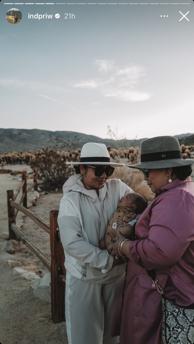 Tak hanya berlibur bertiga, Nikita Willy dan Indra Priawan juga mengajak serta keluarganya. Terlihat ibu dari Nikita Willy dan Indra Priawan tampak membantu momong sang cucu. Foto: Instagram