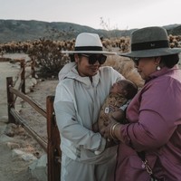 Tak hanya berlibur bertiga, Nikita Willy dan Indra Priawan juga mengajak serta keluarganya. Terlihat ibu dari Nikita Willy dan Indra Priawan tampak membantu momong sang cucu. Foto: Instagram