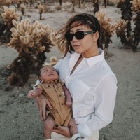 Walaupun hidup bergelimang harta, namun penampilan Nikita Willy saat berjalan-jalan bersama baby Izz ke gurun terlihat cukup simpel dan sederhana. Istri Indra Priawan itu hanya mengenakan kemeja putih yang dipadukan dengan celana bahan berwarna krem. Foto: Instagram