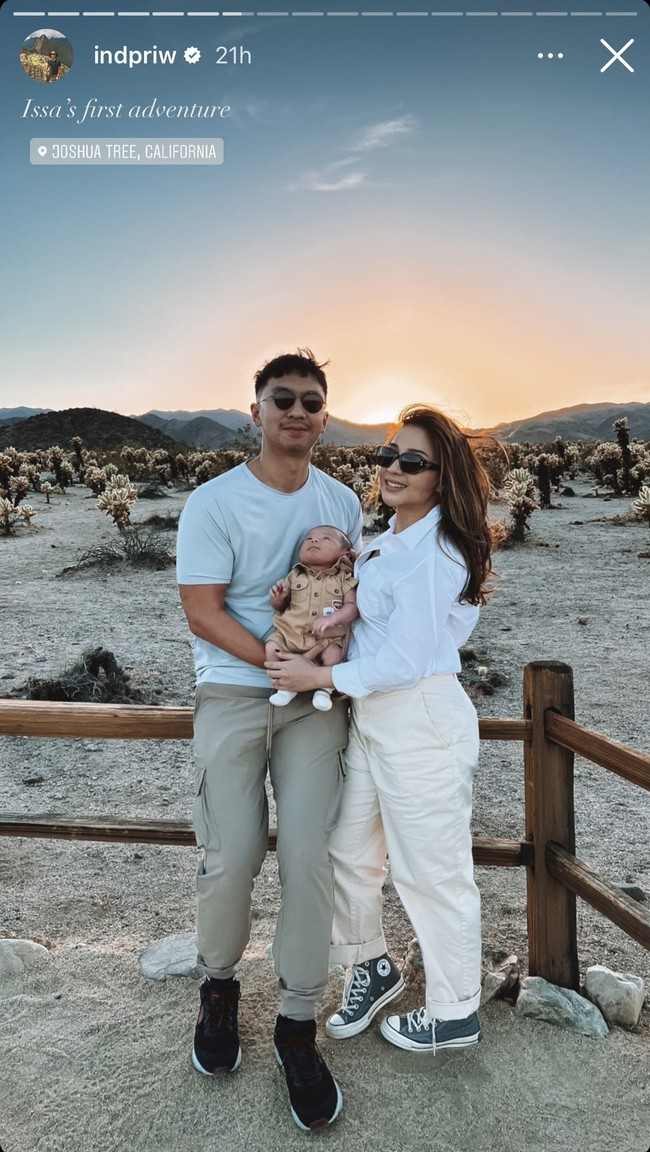 Sebagai orangtua baru, Nikita Willy dan Indra Priawan terlihat kompak menjaga dan merawat baby Izz. Baby Izz sendiri terlihat menggemaskan menggunakan kemeja terusan berwarna coklat. Foto: Instagram