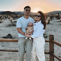 Sebagai orangtua baru, Nikita Willy dan Indra Priawan terlihat kompak menjaga dan merawat baby Izz. Baby Izz sendiri terlihat menggemaskan menggunakan kemeja terusan berwarna coklat. Foto: Instagram