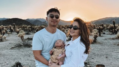 Jadi Hot Mama, Intip 7 Foto Nikita Willy Pertama Kali Ajak Baby Izz ke Gurun