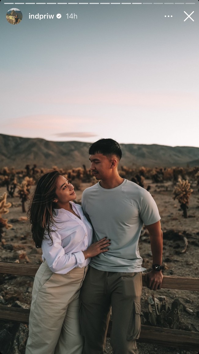 Saling bertatap-tatapan, Nikita Willy dan Indra Priawan tampak begitu romantis. Tak heran jika keduanya sering disebut netizen sebagai couple goals. Foto: Instagram