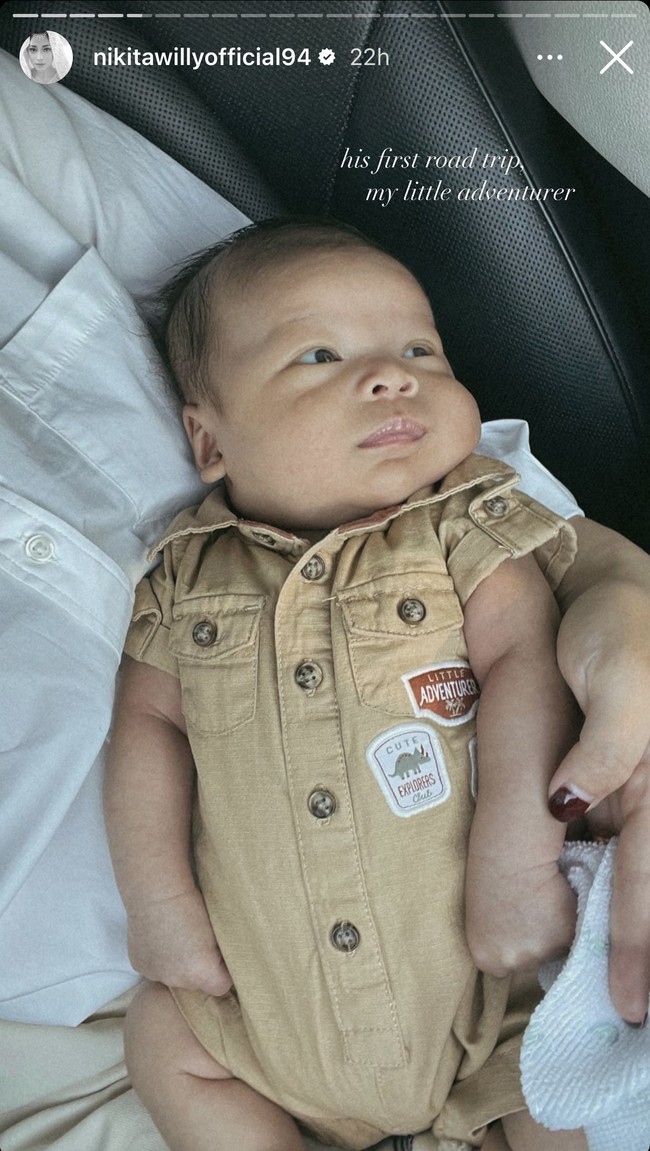 Nikita Willy saat ini diketahui tengah menghabiskan waktu berliburnya di Joshua Tree, California. Kali ini Nikita dan Indra tampak mengajak sang buah hati, baby Izz. Trip ke gurun tersebut merupakan perjalanan pertama traveling pertama bagi baby Izz. Foto: Instagram