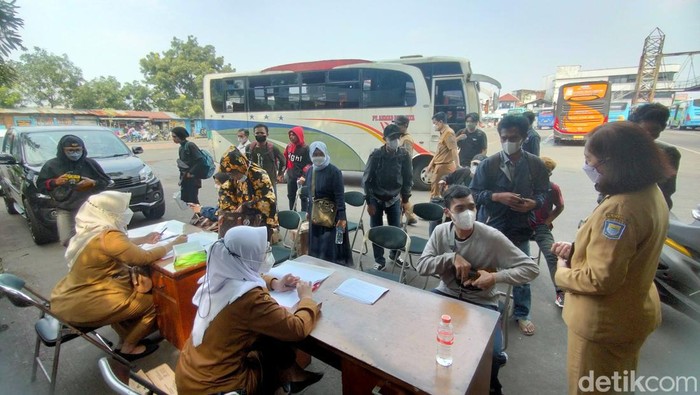 Operasi simpatik Dinas Kependudukan dan Catatan Sipil (Disdukcapil) Kota Bandung di Terminal Cicaheum