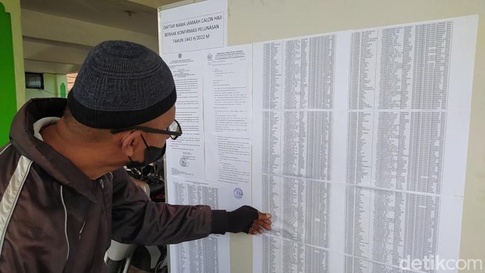 Paryono salah satu jemaah haji yang akhirnya bisa berangkat tahun ini saat melihat daftar di Kantor Kemenag Magelang, Senin (9/5/2022).