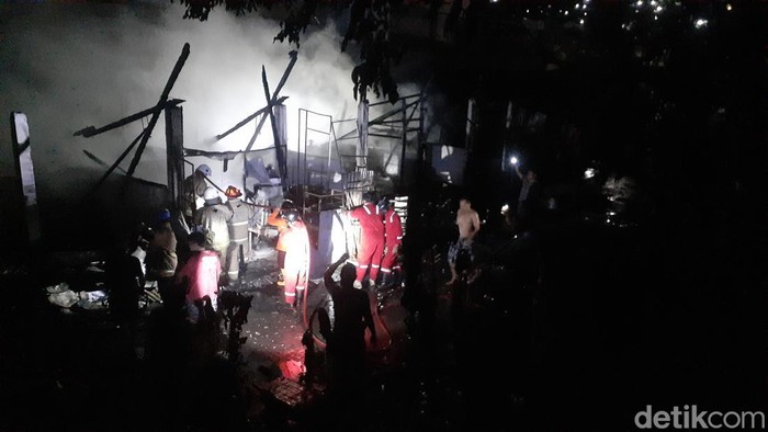Pasar Manyaran, Kembangarum, Semarang terbakar, Senin (9/5/2022) malam.