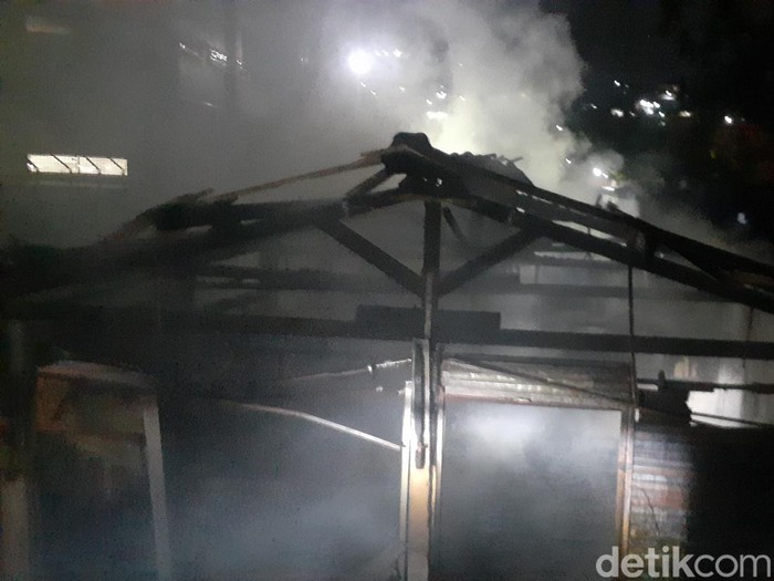 Pasar Manyaran, Kembangarum, Semarang terbakar, Senin (9/5/2022) malam.