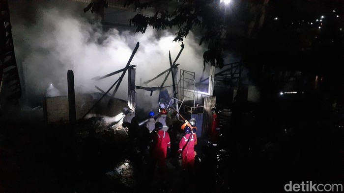 Pasar Manyaran, Kembangarum, Semarang terbakar, Senin (9/5/2022) malam.