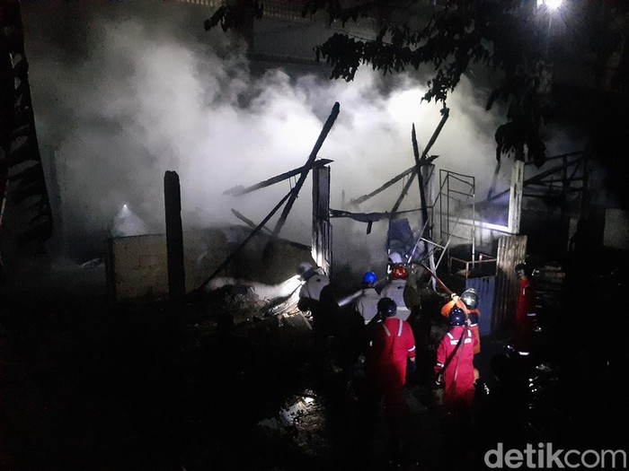 Pasar Manyaran, Kembangarum, Semarang terbakar, Senin (9/5/2022) malam.