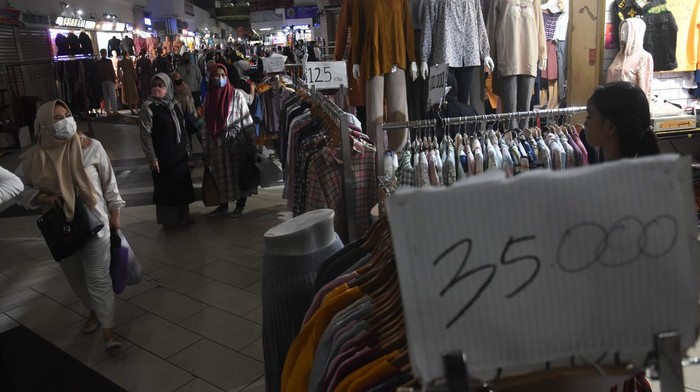 Pengunjung berbelanja di Blok B Pasar Tanah Abang, Jakarta, Senin (9/5/2022). Pasar Tanah Abang kembali dibuka pascalibur Lebaran pada 1-8 Mei 2022 lalu. ANTARA FOTO/Indrianto Eko Suwarso/rwa.