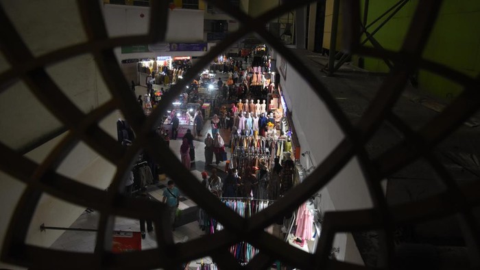 Pengunjung berbelanja di Blok B Pasar Tanah Abang, Jakarta, Senin (9/5/2022). Pasar Tanah Abang kembali dibuka pascalibur Lebaran pada 1-8 Mei 2022 lalu. ANTARA FOTO/Indrianto Eko Suwarso/rwa.