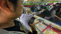 Mengutip laman Logammulia, untuk satuan harga emas terkecil ukuran 0,5 gram saat ini berada di angka Rp 538.500. Sementara itu harga emas 10 gram dijual sebesar Rp 9.265.000. Sedangkan untuk ukuran emas yang terbesar, yakni 1.000 gram (1 kg) dibandrol dengan harga sebesar Rp 917.600.000.  