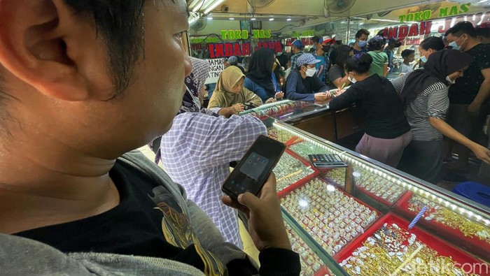 Pasca Lebaran, Toko Emas Diserbu Emak-emak Kaum ibu-ibu terlihat memilih perhiasan emas yang dipajang di etalase toko perhiasan emas, di kawasan Pasar Kebayoran Lama, Jakarta, Senin (9/5/2022).