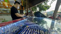 Pasalnya, harga emas yang masih stabil di harga tinggi membuat banyak masyarakat yang tergiur untuk mencairkannya menjadi uang.  