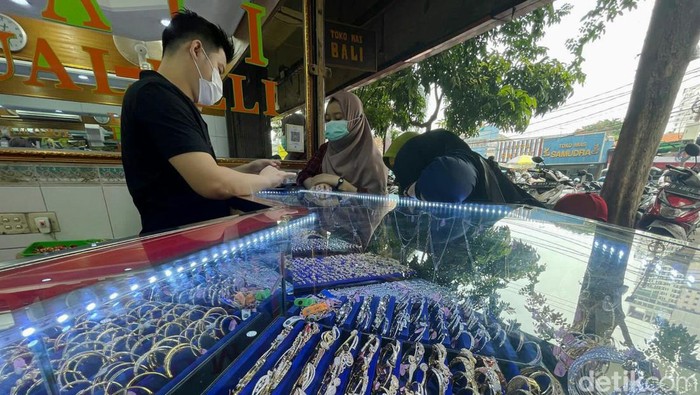 Pasca Lebaran, Toko Emas Diserbu Emak-emak Kaum ibu-ibu terlihat memilih perhiasan emas yang dipajang di etalase toko perhiasan emas, di kawasan Pasar Kebayoran Lama, Jakarta, Senin (9/5/2022).
