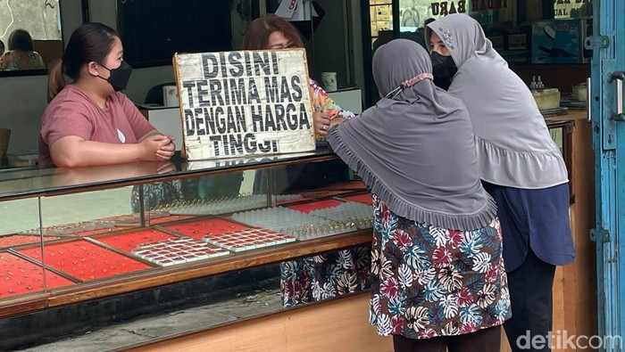 Pasca Lebaran, Toko Emas Diserbu Emak-emak Kaum ibu-ibu terlihat memilih perhiasan emas yang dipajang di etalase toko perhiasan emas, di kawasan Pasar Kebayoran Lama, Jakarta, Senin (9/5/2022).