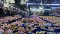 Jika ditarik dalam sepekan terakhir, pergerakan harga emas Antam terpantau bergerak di rentang Rp 975.000/gram - Rp 977.000/gram. Sementara dalam sebulan terakhir pergerakannya ada di rentang Rp 975.000/gram - Rp 1.010.000/gram.  