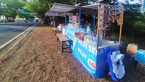 Pedagang pinggir jalan Gilimanuk - Denpasar di Kelurahan Gilimanuk, Kecamatan Melaya, (9/4/2022)