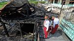 Ketika Para Siswa SD Terpaku Melihat Sekolah Mereka Ludes Terbakar