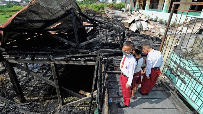 PELAJAR DIPINDAHKAN IMBAS SEKOLAH TERBAKAR DI JAMBI Pelajar SDN 164 Kota Jambi melihat sisa bekas kebakaran bangunan sekolahnya di Jambi Timur, Jambi, Senin (9/5/2022). Kegiatan belajar untuk 85 pelajar di SDN 164 Kota Jambi dipindahkan ke SDN 190 Kota Jambi atau SD terdekat, pascakebakaran sekolah pada Sabtu (7/5/2022) malam. ANTARA FOTO/Wahdi Septiawan/rwa.