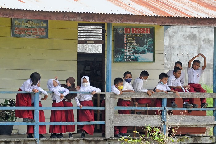 Pelajar SDN 164 Kota Jambi melihat sisa bekas kebakaran bangunan sekolahnya di Jambi Timur, Jambi, Senin (9/5/2022). Kegiatan belajar untuk 85 pelajar di SDN 164 Kota Jambi dipindahkan ke SDN 190 Kota Jambi atau SD terdekat, pascakebakaran sekolah pada Sabtu (7/5/2022) malam. ANTARA FOTO/Wahdi Septiawan/rwa.
